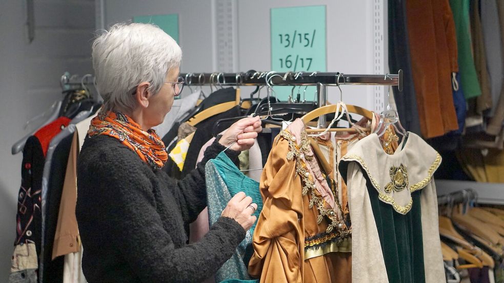 Astrid Janssen beim Umschauen im Kostümfundus. Foto: Jurij Babanin