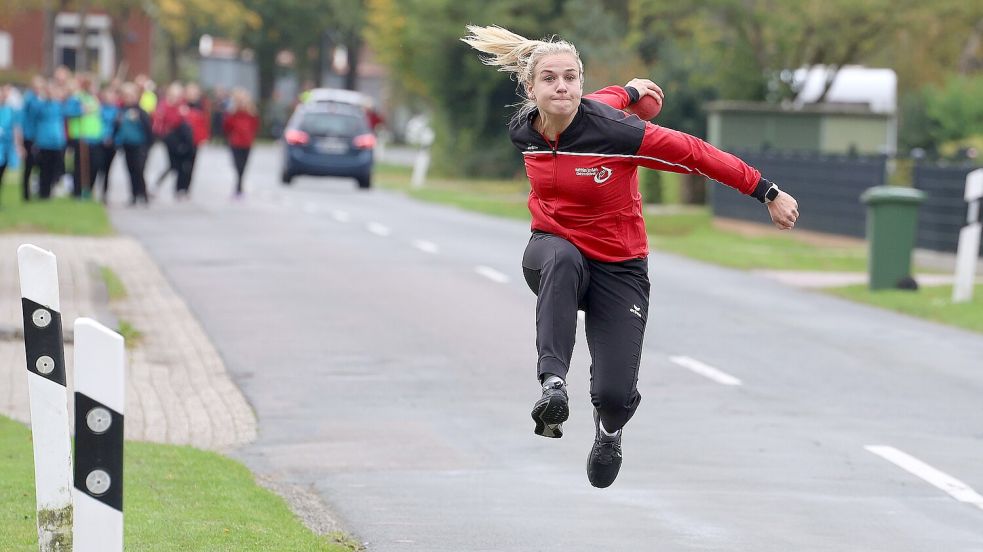 Die Leegmoorerin Wiebke Behrends legte mit wehenden Haaren einen Wurf kraftvoll auf die Straße. Fotos: Wilfried Gronewold