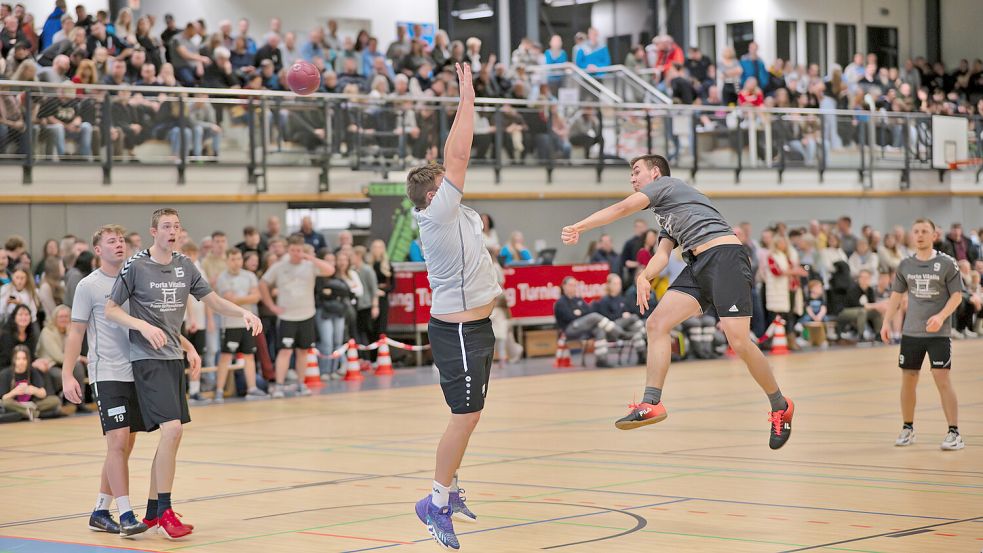 Im vergangenen Jahr meldeten sich 62 Mannschaften für das Handballturnier in der Marienhafer Kurt-Knippelmeyer-Halle an. Foto: Folkert Bents