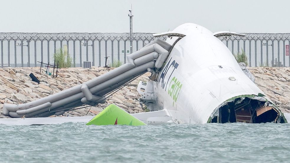 Die Maschine kam aus Dubai. Foto: Chan Long Hei/AP/dpa