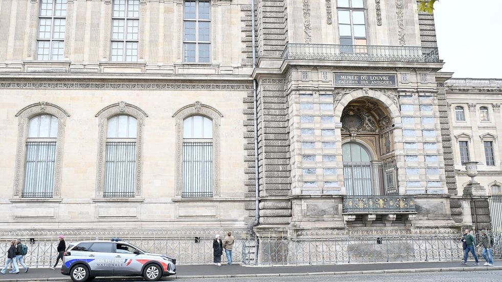 Die Polizei ist weiter am Louvre im Einsatz. Foto: Emma Da Silva/AP/dpa