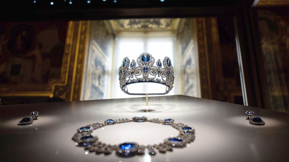 Das Diadem und die Halskette aus der Saphir-Schmuck-Kollektion von Königin Marie-Amélie und Königin Hortense soll unter anderem zu den Schmuckstücken gehören, die am Sonntag aus dem Pariser Louvre gestohlen wurden. Foto: IMAGO/IP3press/Aurelien Morissard