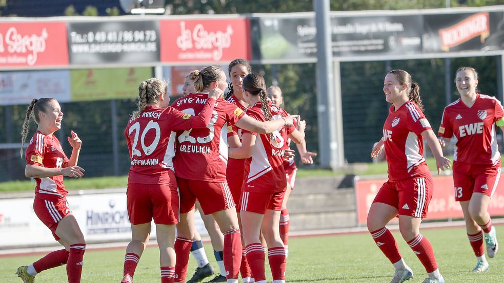 Die Auricher Mannschaft freute sich mit Torschützin Dorothea Greulich (Nummer 23) über die zwischenzeitliche 2:1-Führung der SpVg gegen den HSV U20. Fotos: Helmut Vortanz