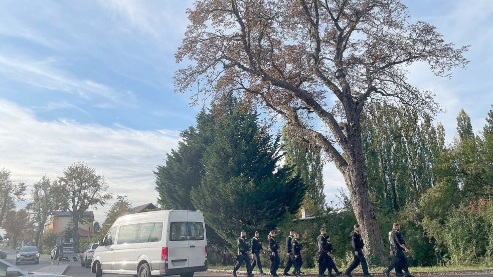 Einsatzkräfte der Polizei sind in dem Ortsteil Lindenberg unterwegs. Foto: Sarah Knorr