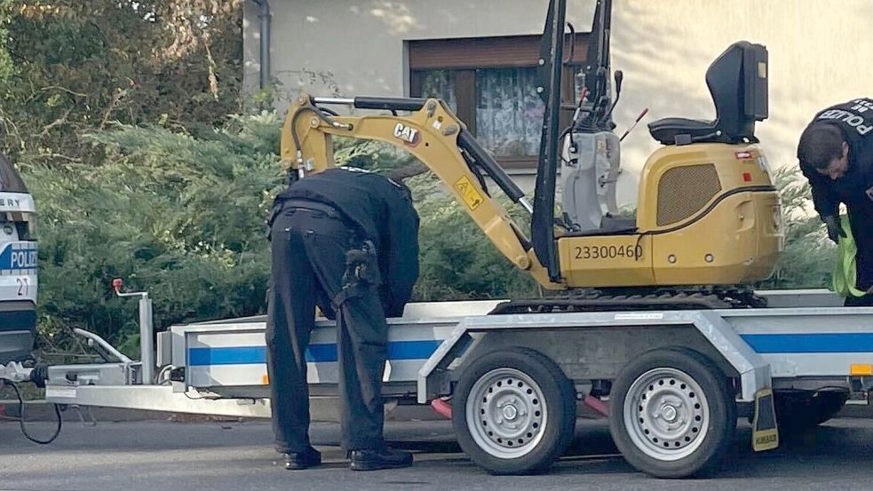 Auch ein kleiner Bagger kam bei der Suche nach Hinweisen zum Einsatz. Foto: Sarah Knorr