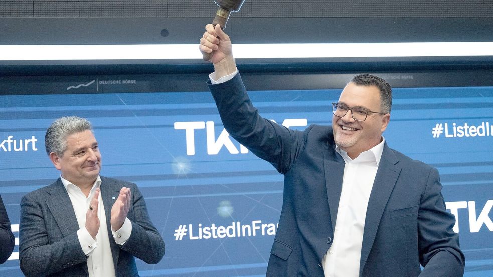 Nach der ersten Börsennotierung von TKMS wird die Glocke geschwungen. Foto: Boris Roessler