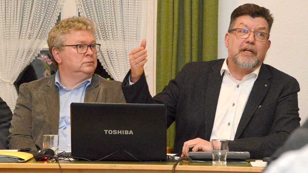 Gerhard Ihmels (SPD, hier rechts neben Brookmerlands Kämmerer Stephan Weers in einer Sitzung des Samtgemeinderates im Jahr 2019) verlässt im kommenden Jahr das Marienhafer Rathaus. Foto: Thomas Dirks