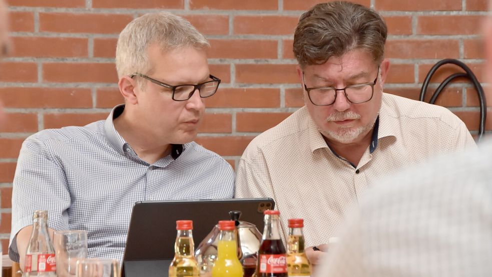Seit 2018 ist Jochen Behrends (links) die rechte Hand und allgemeiner Vertreter von Brookmerlands SPD-Samtgemeindebürgermeister Gerhard Ihmels (rechts). Foto: Thomas Dirks