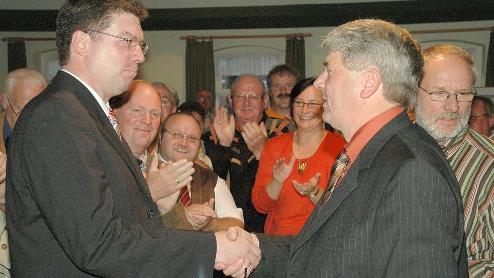 Ihmels erste Wahl zum Bürgermeister: Am 20. September 2006 gratuliert ihm im Haus Dieker in Marienhafe sein Amtsvorgänger Hartwig Warfsmann (rechts, parteilos). Foto: Thomas Dirks