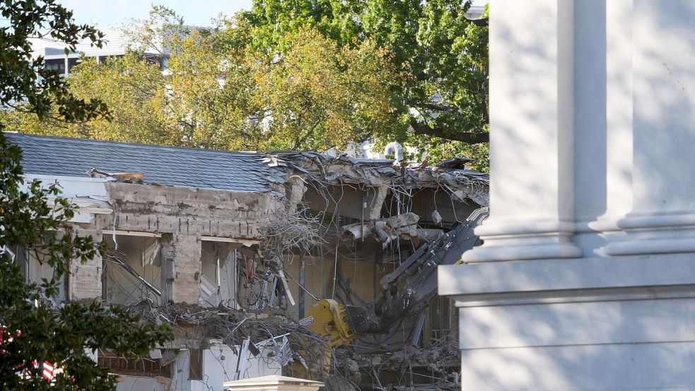 Um für den von US-Präsident Donald Trump gewünschten Ballsaal Platz zu machen, wird ein Teil des Ostflügels des Weißen Hauses abgerissen. Foto: Evan Vucci/AP/dpa