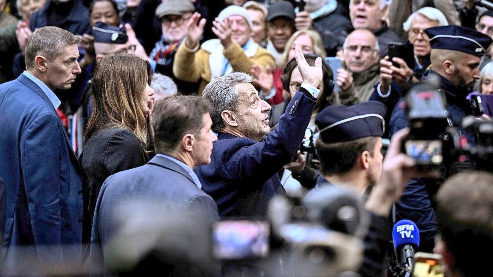 Unterstützer, Freunde und Nachbarn warteten auf Sarkozy, als dieser zum Gefängnis aufbrach. Foto: Julien De Rosa/AFP/dpa