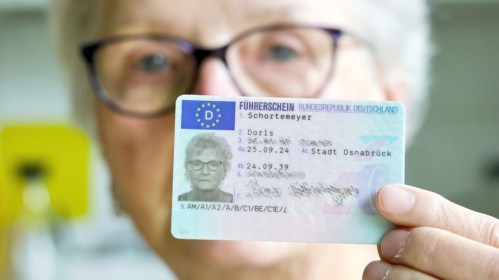 Mit 67 Jahren ist Schluss mit Autofahren. Doris Schortemeyer aus Osnabrück gibt nach einem Unfall ihren Führerschein ab. Foto: Jörn Martens