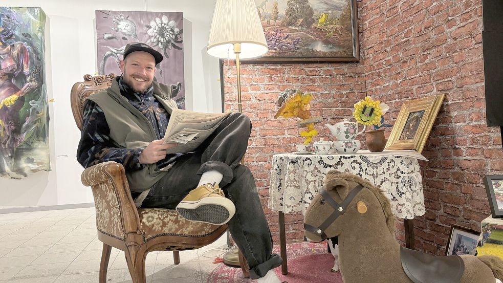 Sitzen erlaubt: Tim Write in seinem 3D-Kunstwerk zur Ostfriesischen Lebensart. Foto: Christin Wetzel