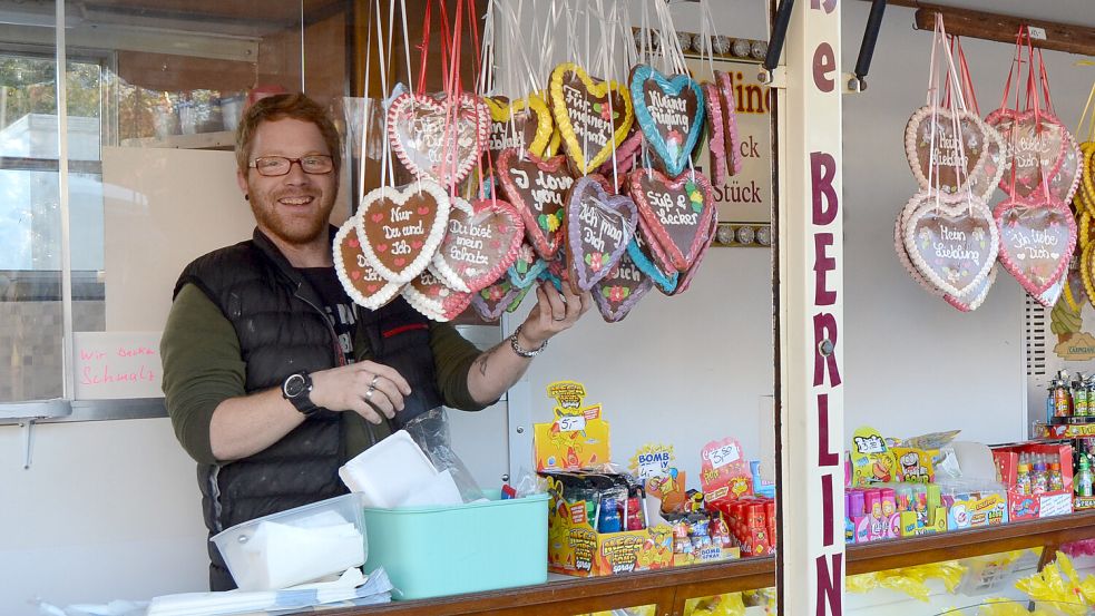 Zahlreiche Buden locken mit süßen und herzhaften Genüssen.