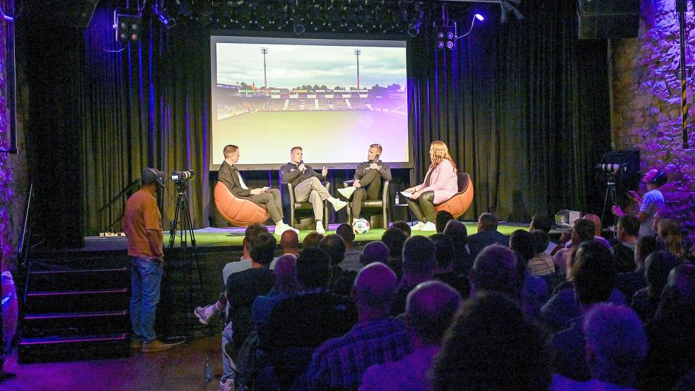Gute Gäste - und eine ausverkaufte Lagerhalle: Die erste Ausgabe des „Brückengeflüster live“ mit den Moderatoren Malte Artmeier (links) und Susanne Fetter (rechts) im Talk mit den Ex-VfL-Profis Marcus Müller (2. von links) und Timo Beermann. Foto: Michael Titgemeyer