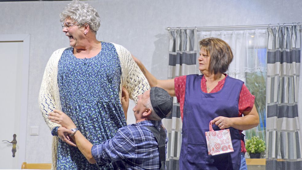 Das „Trio Infernale“ der Rechtsupweger Bühne zeigt sich einmal mehr in brillanter Form: Edoard Albrechts (von links), Harald Albrecchts und Bianka Heddinga. Foto: Gerd-D. Gauger