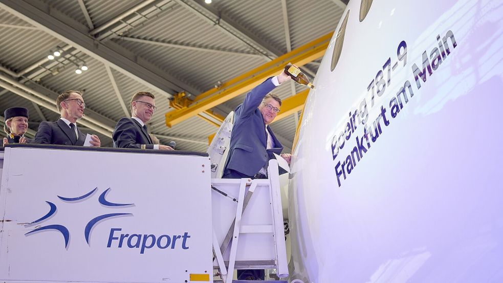 Hessens Ministerpräsident Boris Rhein (CDU) hat der Lufthansa weitere Unterstützung im Kampf gegen hohe Standortkosten zugesagt. Foto: -/Lufthansa/dpa