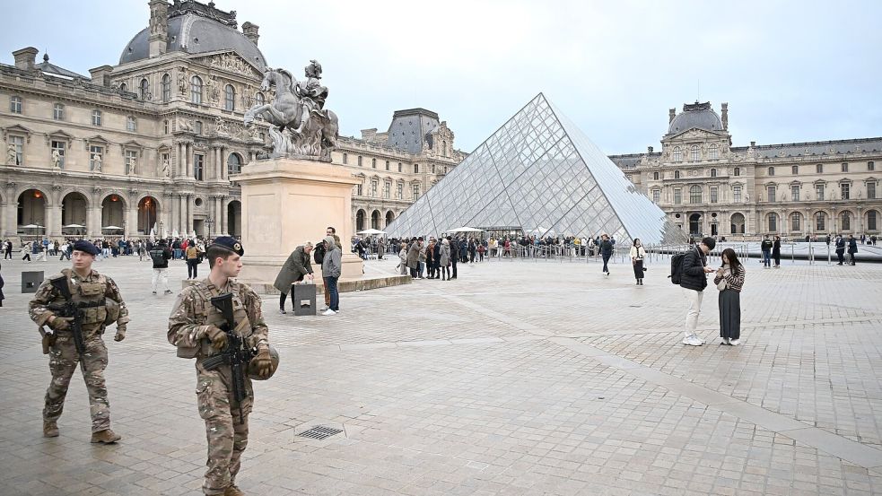 Nach dem Kunstraub im Louvre in Paris dauert die Fahndung nach den Tätern und ihrer Beute an. (Archivbild) Foto: Emma Da Silva