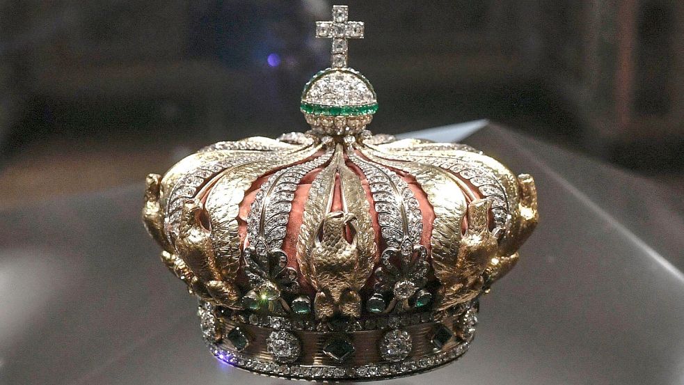 Die Louvre-Räuber erbeuteten neben anderen Stücken auch diese Krone, verloren sie aber wieder. Sie wurde beschädigt in der Nähe des weltberühmten Museums gefunden. Foto: dpa/STEPHANE DE SAKUTIN