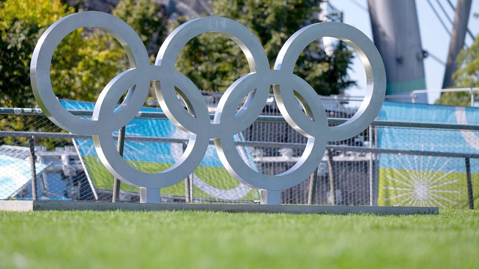 Die olympischen Ringe sind im Olympiapark aufgebaut. (Archivfoto) Foto: Sven Hoppe