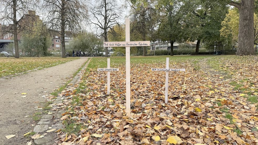 In der Nacht von Dienstag auf Mittwoch, 21. auf 22. Oktober, haben Aktivisten Kreuze gegen Rheinmetall aufgestellt. Foto: Noah Schnarre
