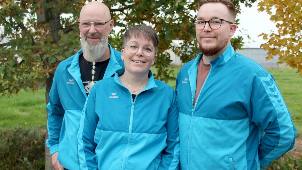 Die Familie Wilts aus Rahe mit Martin (von links), Marita und Max, werfen seit vielen Jahren für „Ostfrisia“ und alle drei führen ihre Mannschaften als Kapitänin oder Kapitän an. Es fehlt noch der jüngste Sohn Moriz. Er hat mit Boßeln wenig am Hut und schraubt lieber an Autos herum. Foto: Wolf-Rüdiger Saathoff