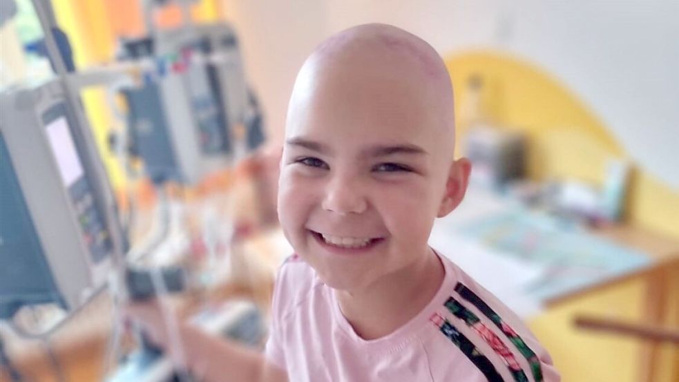 Durch die Chemotherapie hat die achtjährige Zoey ihre Haare verloren. Foto: privat