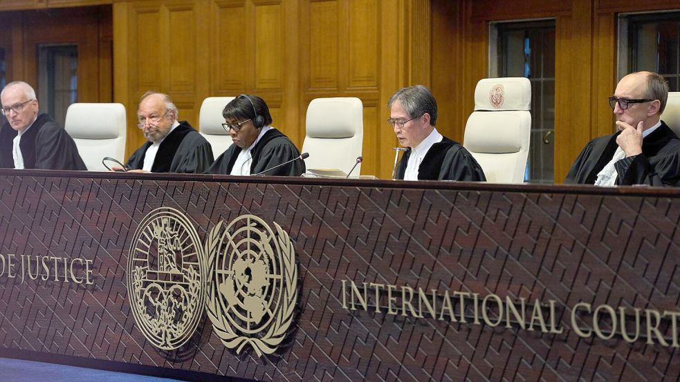 Gerichtspräsident Yuji Iwasawa (2. v. r.) ermahnte Israel unter anderem, „das Verbot des Aushungerns von Zivilisten als Methode der Kriegsführung zu respektieren“. Foto: Peter Dejong/AP/dpa