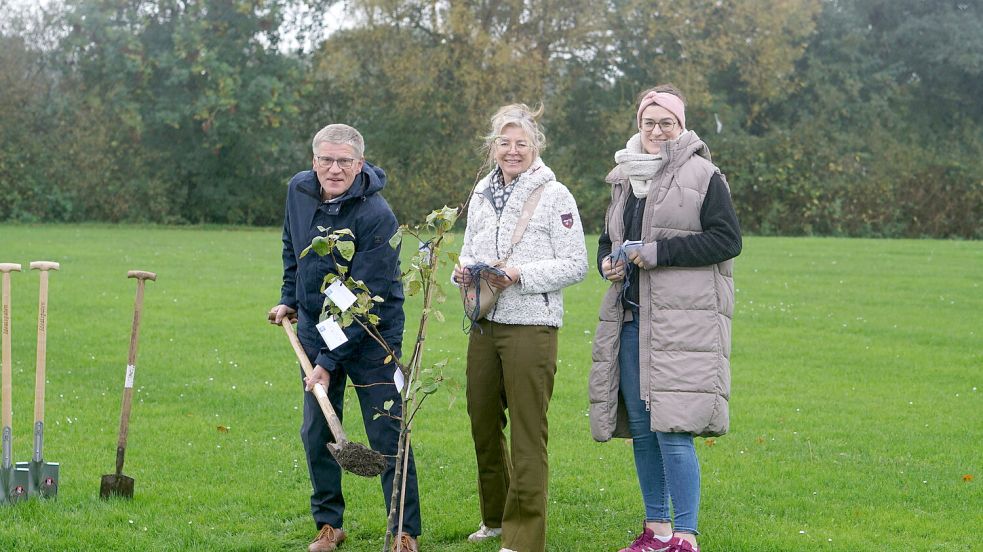 Der Auricher Bürgermeister Horst Feddermann mit Heike-Maria Pilk (Mitte) und Benita Meinen beim Pflanzen des Baumes am Großen Sett. Foto: Jurij Babanin