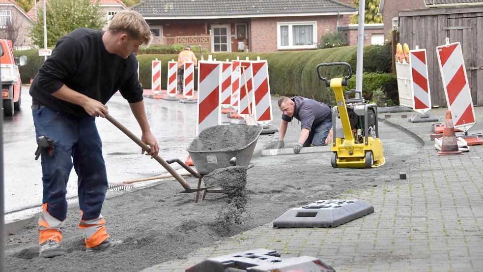 Die restlichen Pflasterarbeiten am Bürgersteig an der Marienhafer Gartenstraße übernahmen entgegen ursprünglichen Ankündigungen nicht Beschäftigte des Bauhofs, sondern Mitarbeiter der Firma Tell Bau. Foto: Thomas Dirks