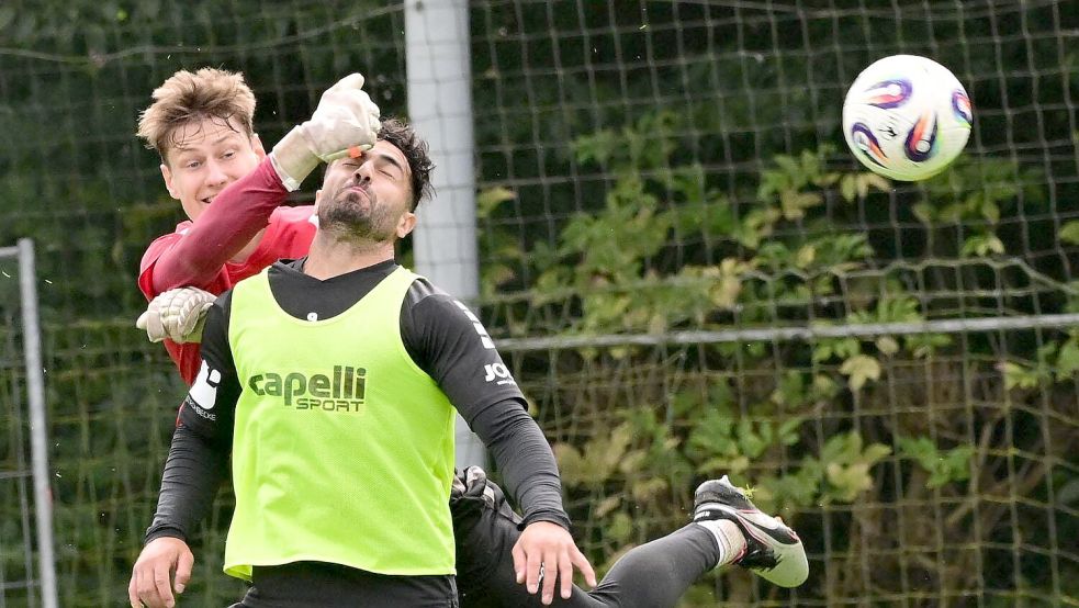 Training des VfL Osnabrück an der Illoshöhe: Torwart Mats Remberg faustet den Ball vor Nikky Goguadze weg. Foto: Helmut Kemme