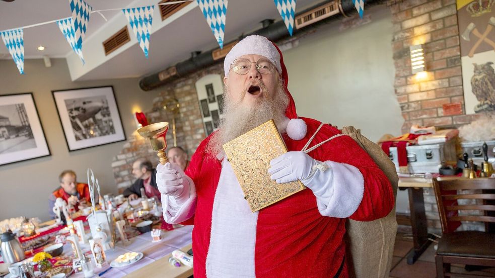 Bastian Kluth, einer der Teilnehmer der Weihnachtsmann-Schulung, zeigt sein Kostüm. Foto: Thomas Banneyer