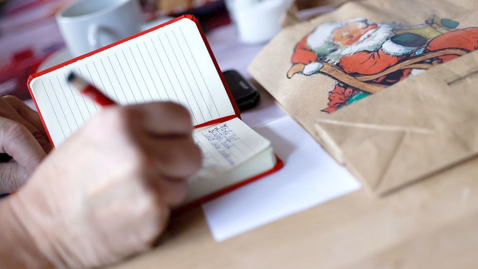 Alles mitnotieren: Das Weihnachtsmann-Seminar dauert mehrere Stunden. Foto: Thomas Banneyer