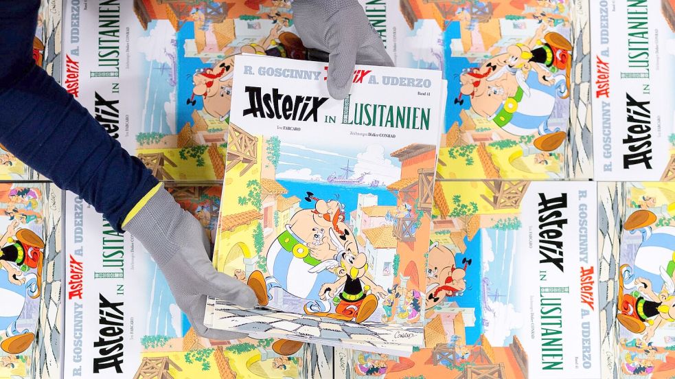 Ausgaben des neuen Asterix-Bandes Nummer 41. Foto: Rolf Vennenbernd