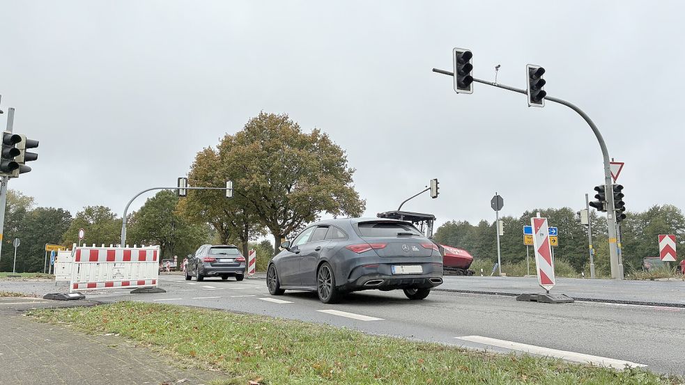 An vielen wichtigen Zufahrtsstraßen nach Osnabrück müssen sich Pendler im Auto oder im Bus derzeit an Baustellenbaken vorbeischlängeln, hier auf der B51 Bremer Straße in Ostercappeln-Haaren. Foto: Vincent Buß