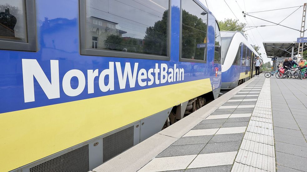 Wer in der Nacht zum 26. Oktober mit der Nordwestbahn unterwegs ist, muss sich auf den Linien RS 1, RS 2 und RS 3 auf veränderte Fahrtzeiten einstellen. Foto: Jörn Martens