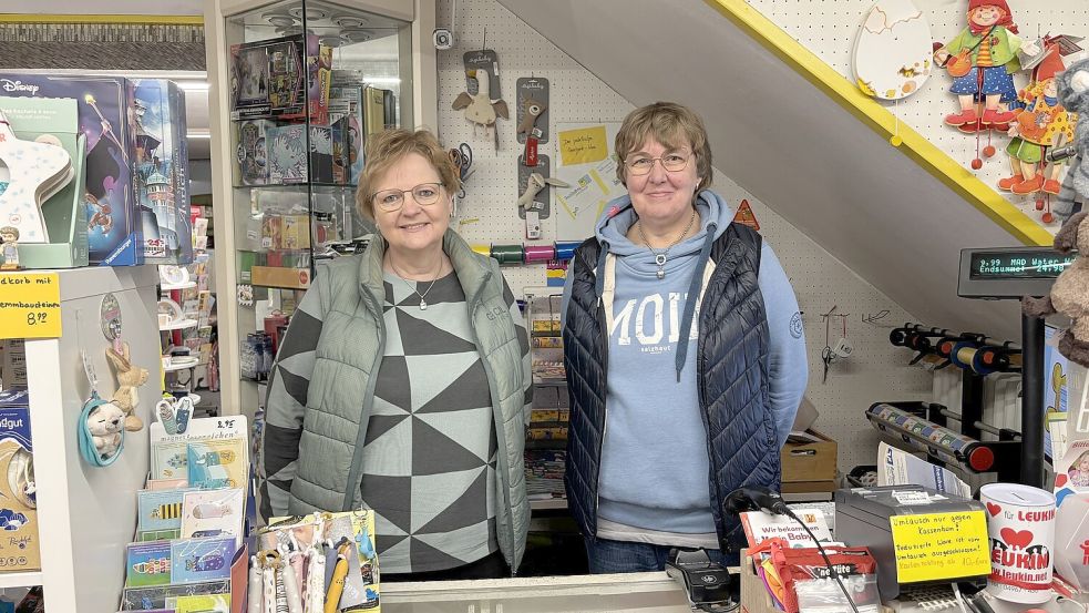 Inhaberin Christiane Löhmann (links) und ihre Mitarbeiterin Birgit Trost arbeiten schon seit vielen Jahren bei Hermerding in der Auricher Innenstadt. Foto: Björn Klüver