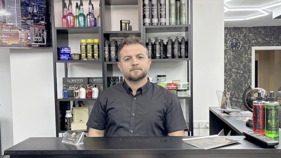 Fener Abbas leitet den Look Barbershop in Aurich und weiß alles über die neuen Barttrends. Foto: Björn Klüver