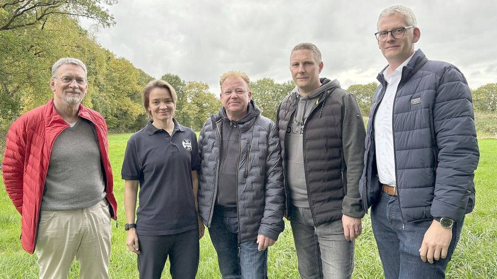 Auf einem ca. zwei Hektar großen Grundstück wollen sie die Tennis-Anlage des TuS Aurich-Ost erweitern: Paul Sobottka, Saskia Buschmann, Uwe Bender, Sebastian Wiese und Jens Mühring (v.l.). Foto: Mieke Matthes