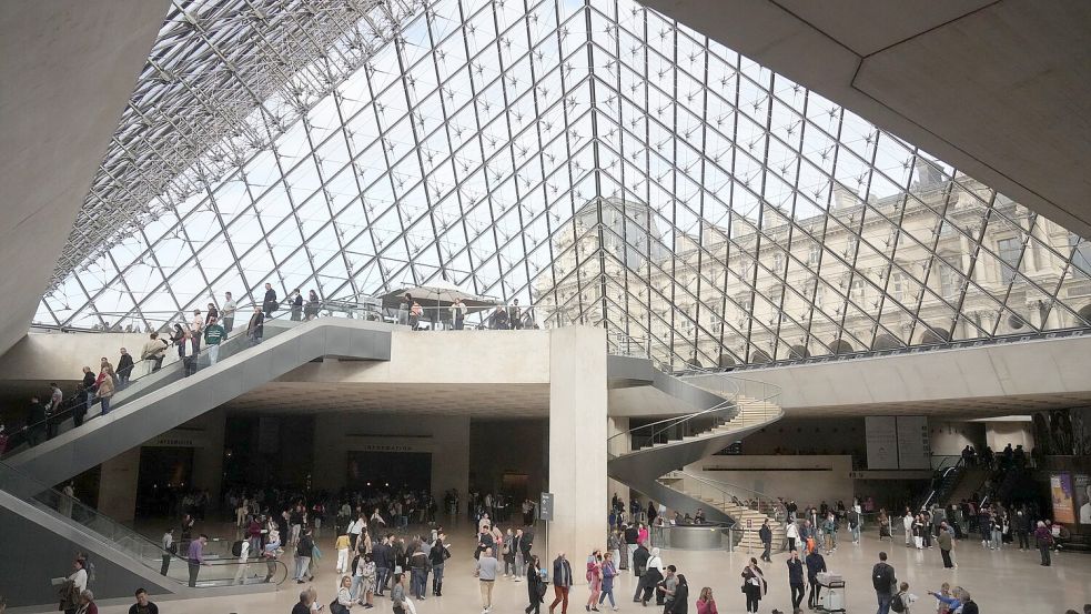 Das Alarmsystem im Louvre hat während des spektakulären Einbruchs funktioniert (Archivbild). Foto: Thibault Camus/AP/dpa
