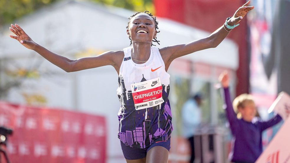 Ruth Chepngetich lief in Chicago als erste Frau einen Marathon unter 2:10 Stunden und wurde nun für drei Jahre gesperrt. Foto: Tess Crowley/Chicago Tribune/AP/