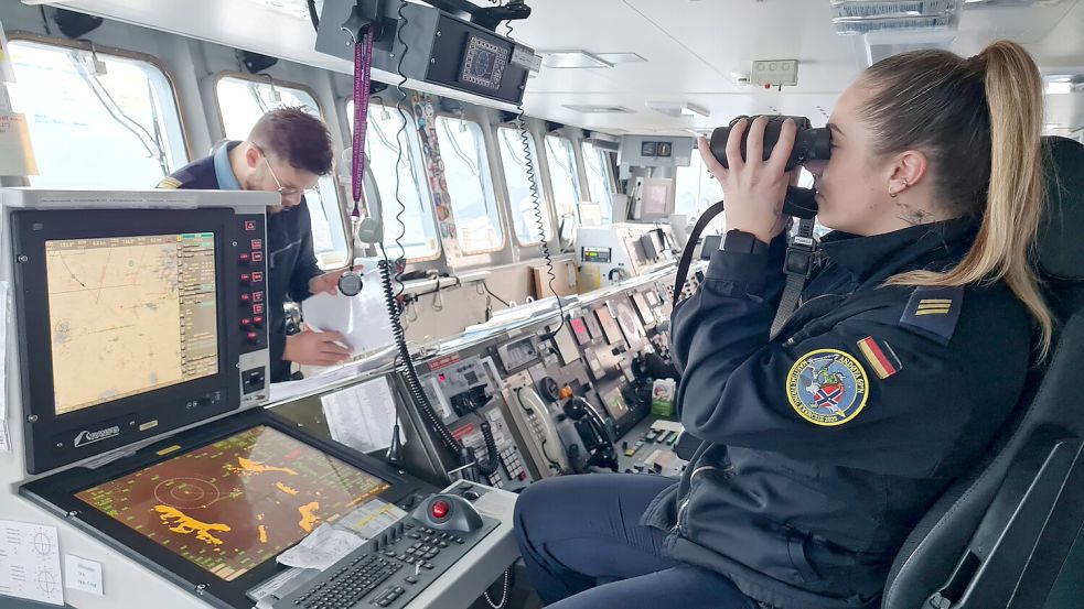 Vom Segelschulschiff auf den Tender: Julia ist erst seit Anfang des Monats an Bord der „Donau“. Foto: Luisa Charlotte Bauer