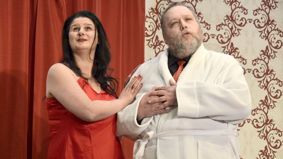 Focko Janssen (hier 2018 mit Bühnenpartnerin Heike Redenius in dem Stück „Allens ut de Rieg“) ist Vorsitzender der Freesenspölers. Foto: Gerd-D. Gauger