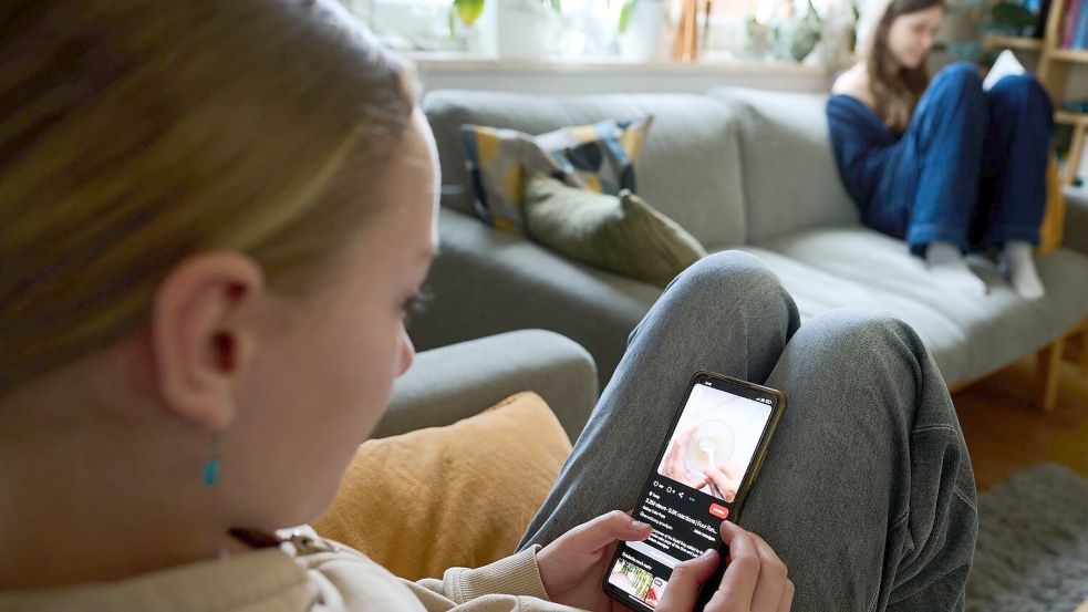 EU-Kommissionspräsidentin Ursula von der Leyen hatte der Debatte mit ihrer Forderung nach einer Altersgrenze in den sozialen Medien zuletzt neuen Auftrieb gegeben. (Symbolbild) Foto: Annette Riedl