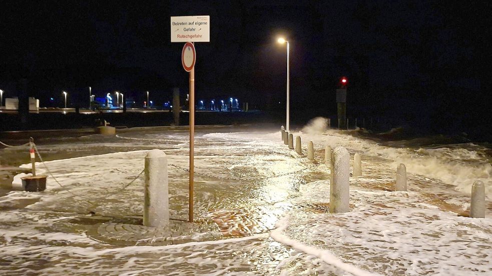 Wellen überspülten die Uferpromenade in Wilhelmshaven. Foto: Kai Moorschlatt