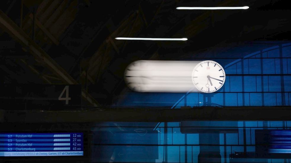 Am Sonntag werden die Uhren auf Winterzeit zurückgestellt. (Symbolbild) Foto: Christoph Soeder/dpa