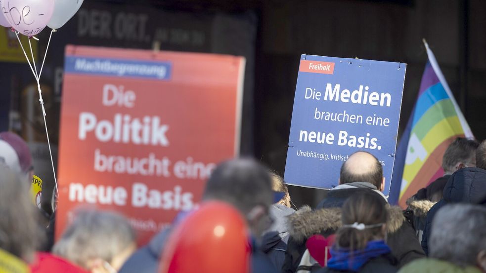 Ein Bild aus der Corona-Zeit: Kritiker der damaligen Maßnahmen ziehen mit „Basis“-Plakaten durch Osnabrück. Foto: Swaantje Hehmann