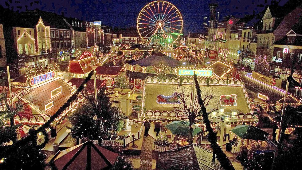 Imposante Aufnahme: Der Weihnachtszauber 2005 begeisterte mit einem Riesenrad hinter der Markthalle. Foto: Claus Schüssler
