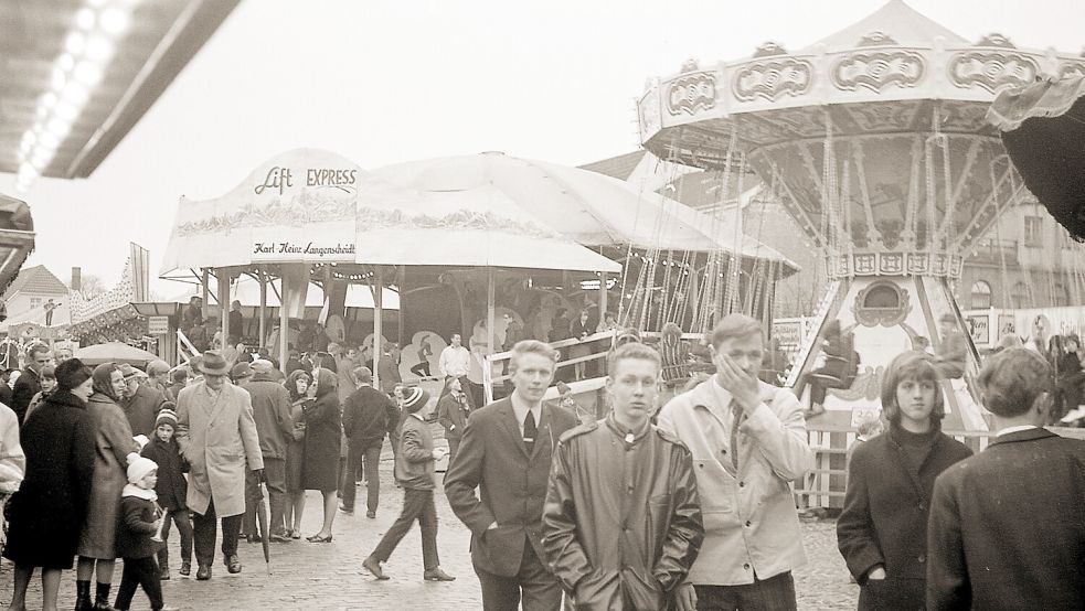 Mitten in der Auricher Innenstadt: So sahen die Jahrmärkte in den 1960er-Jahren aus. Foto: Archiv ON
