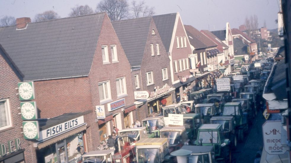 Aufmarsch der Landwirte: 1984 ziehen tausende Bauern mit rund 2000 Schleppern in die Stadt und machen ihrem Ärger über die Bundespolitik aus Bonn Luft. Foto: Archiv ON